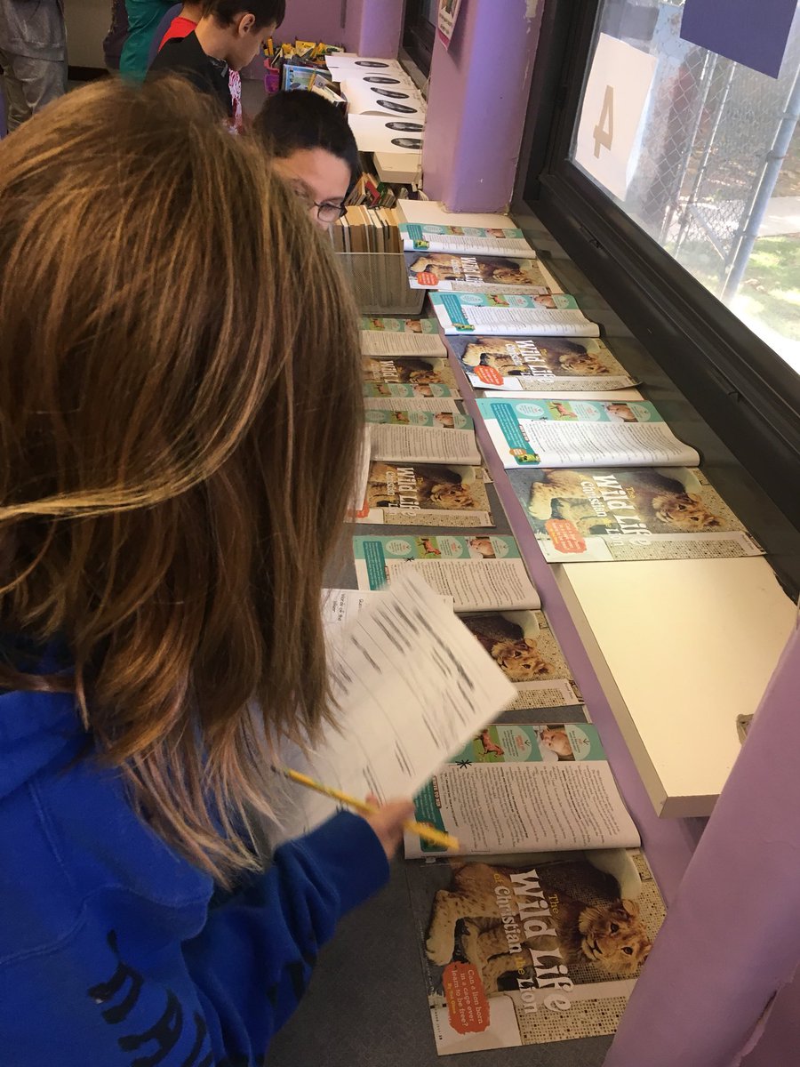 TinaMariePumo's tweet image. Students searching for Signposts in various sources #textDetectives 👀💡🔎