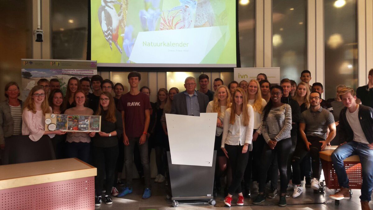 Na de presentatie van de #natuurkalender #DFW reikte wethouder de Boer de certificaten uit aan de leerlingen #IVN  ontdekdfw-nl.webnode.nl