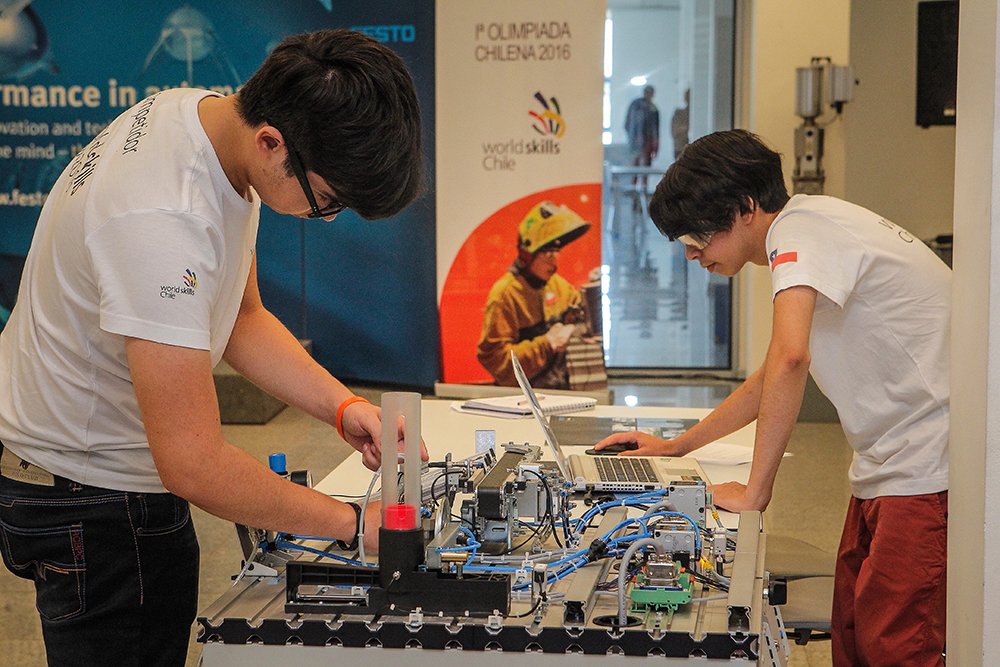 FestoChile's tweet photo. En Festo se inicia la segunda jornada de competencias de
robótica móvil y mecátronica de World Skills Chile. 
#Festo #WSChile2017 https://t.co/gEQa8ElqZM