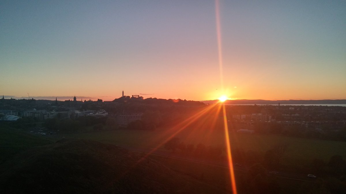 ThomasPastuszka's tweet photo. #Sunset over #Edinburgh seen from Arthur's Seat. One of my favourite views in the whole world. https://t.co/tt13r5fd1S