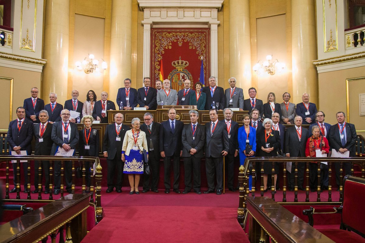 ECordaz's tweet photo. Premios. Medallas y Distinciones de Unión Profesional en el @Senadoesp. Foto de familia de los #premiosup @UProfesional https://t.co/cJ5fJegTuP