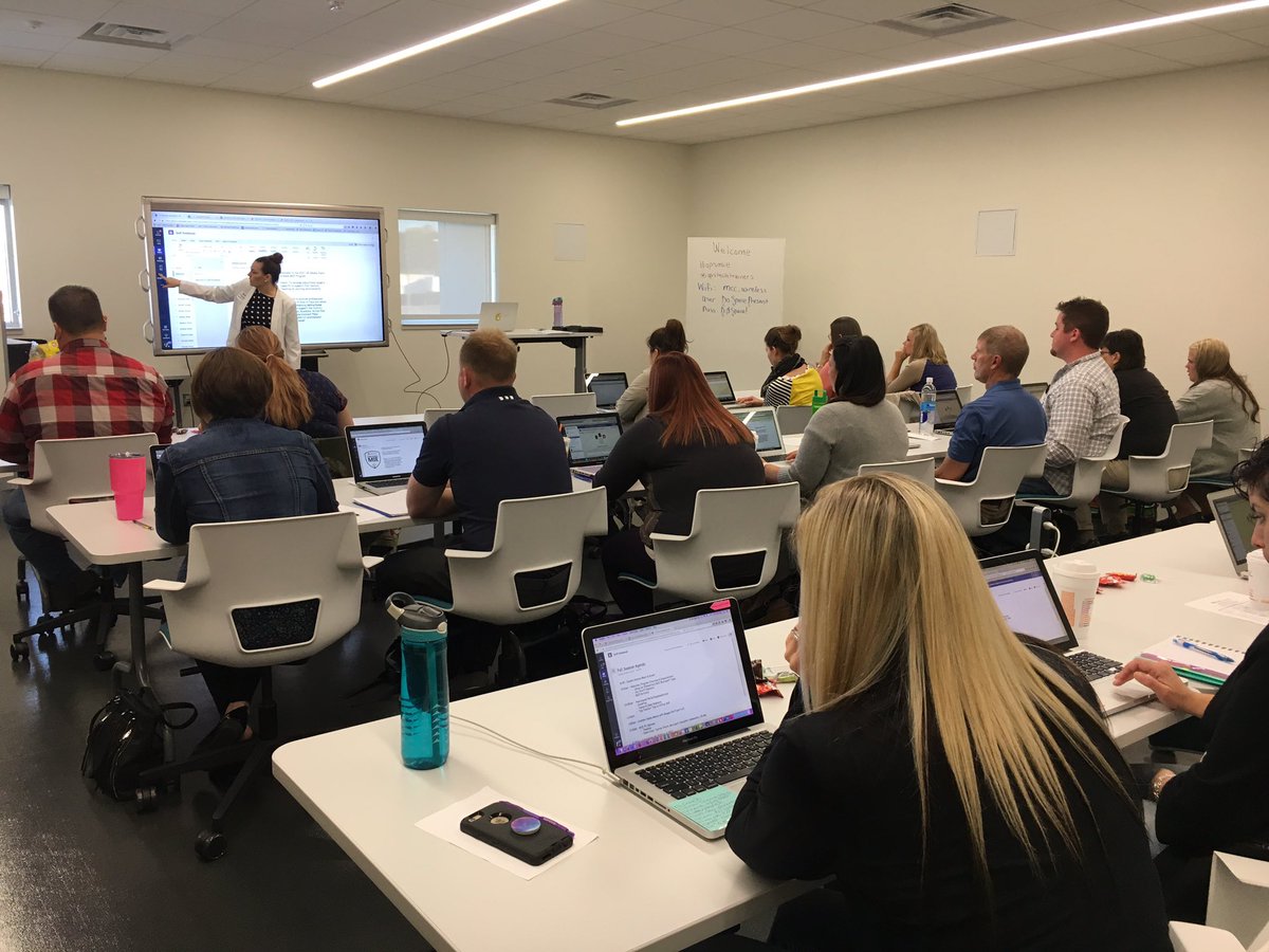 eileenheller's tweet photo. Showing #opsmie how they can grow and share in @MicrosoftTeams #opsproud @OPSCleaver @OPStechtrainers #teacherleaders https://t.co/1TzjDIcx6w