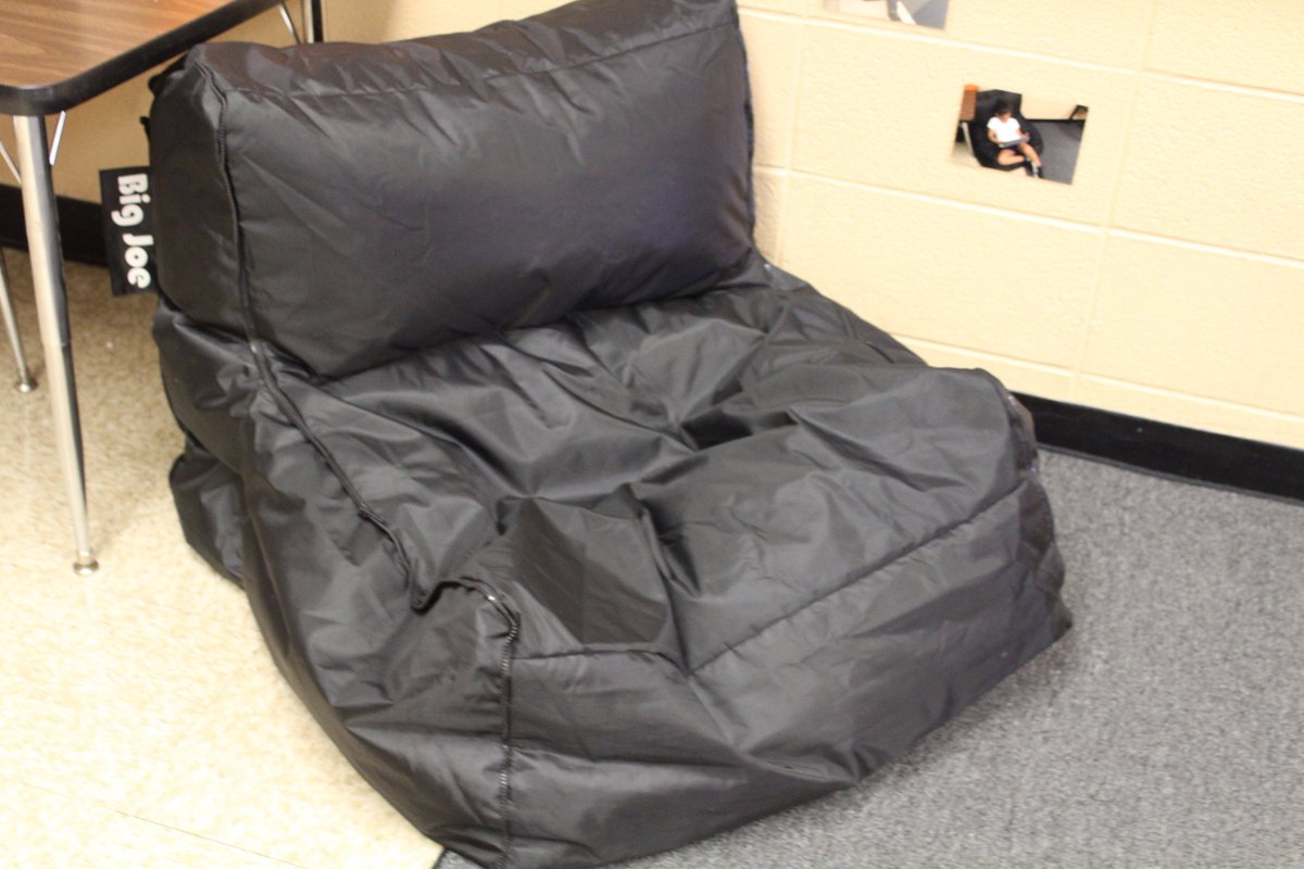 RooseveltSD89's tweet photo. Our Reading Specialist Ms. Bosse offers comfortable flex seating to her Reading students. 😀📕#D89BrightFutures #flexibleseating #D89Reading https://t.co/bbNWQNSWXf