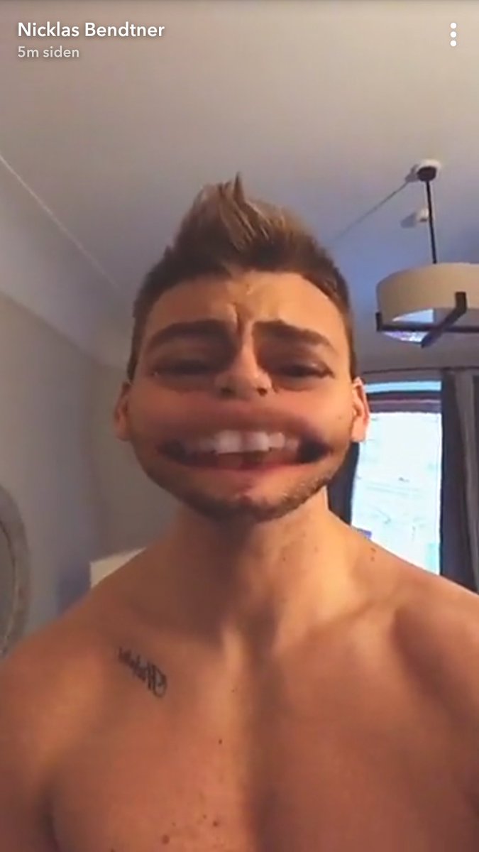 fczenit_nordic's tweet photo. Bendtner preparing for the match on Snapchat 🤳 Follow him: nicklasb9
#BendtnerWatch #ZenitRosenborg https://t.co/qJgvABGUPQ