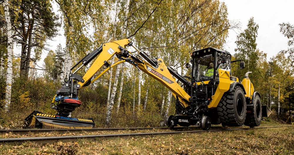 MEqOfficial's tweet photo. Faster and more stable. The new version of @Huddig 1260D RAIL now has #hydraulically driven railway wheels. https://t.co/XTgPPNbX9H https://t.co/tDCaWB1biu