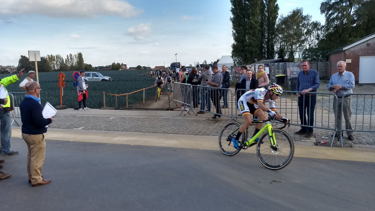 Meisen is de eerste achtervolger op een ongrijpbare <a href="/WoutvanAert/">Wout van Aert</a>. Zijn voorsprong: 58" #ardooie #kermiscross