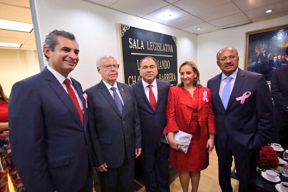 HectorAstudillo's tweet photo. Agradezco que me acompañen en este acto solemne @JuarezCisneros, @JoseNarroR, EnriqueOchoaR y @ruizmassieu. #GuerreroConResultados https://t.co/8yt0DRYvMI