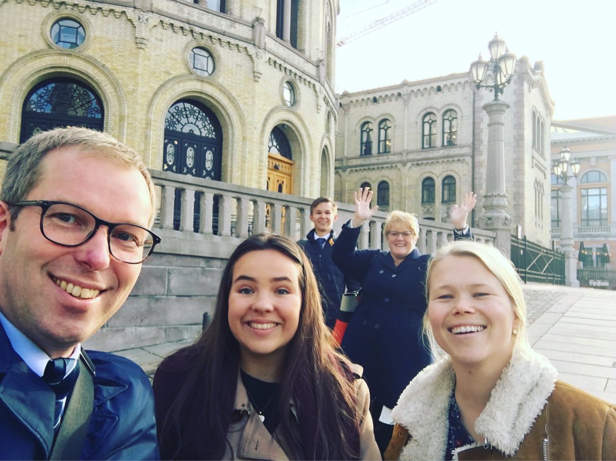 HakonHaugli's tweet photo. I dag er Tina-Charlotte Vik leder for en dag i @Abelia_NHO. Henda i været for @UE_Norge. @Trinesg @vibekemk https://t.co/rQaIjQl8S0