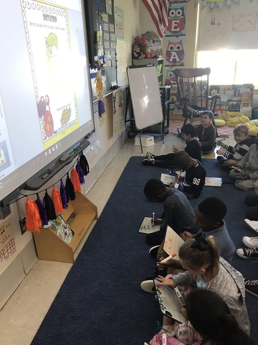Mrs_PottsG14's tweet photo. Mastering phonic skill 1 in g14! #sousharks #csdtech #1stgrade https://t.co/VZUtwfM55p