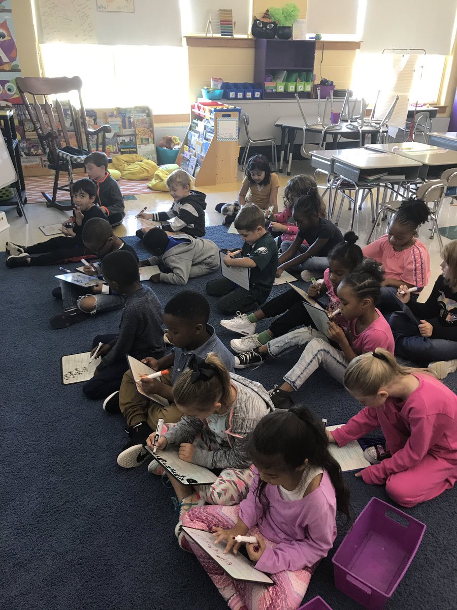Mrs_PottsG14's tweet photo. Mastering phonic skill 1 in g14! #sousharks #csdtech #1stgrade https://t.co/VZUtwfM55p