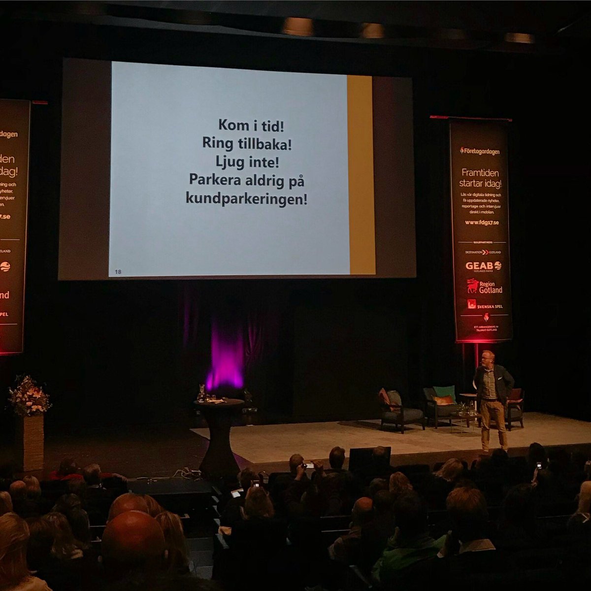 NHarlevi's tweet photo. Management by mormor enligt Lars-Johan Jarnheimer. Vägen till framgång. #fdg17 😃👊🏻 https://t.co/H0onnhCINx