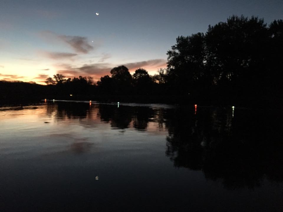 UIRecServices's tweet photo. The sun is coming up later every morning but you can still find #HawkeyeCommunityRowing on the Iowa River! https://t.co/LFfxAyXVXO