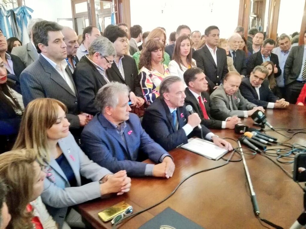 nestorgbosetti's tweet photo. Gracias Miguel Picheto por el compromiso con #LaRioja e instar al Diálogo para la Gobernabilidad.El apoyo en la lucha por #recursos es clave https://t.co/T9mXkcpcPQ