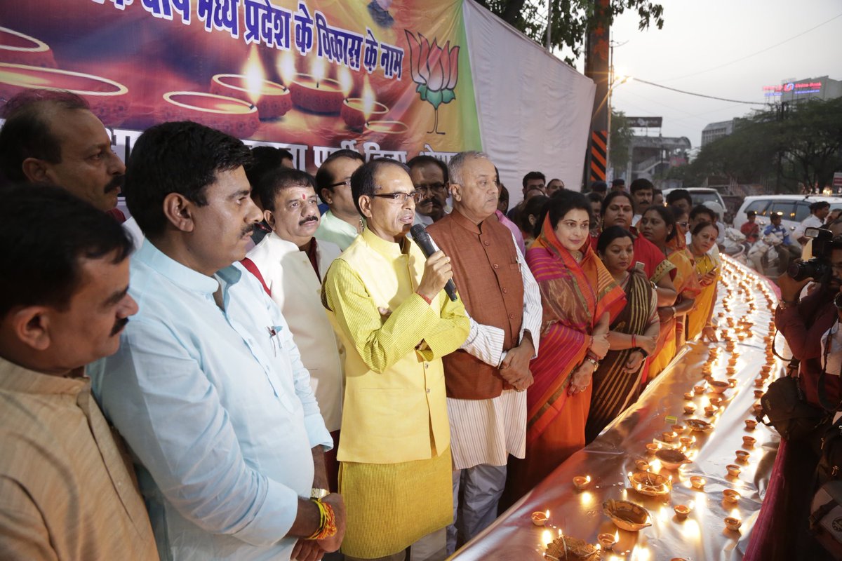 ChouhanShivraj's tweet photo. दीपावली के पावन पर्व पर भोपाल में 'मध्यप्रदेश के विकास के नाम एक दीपक' जलाकर प्रदेशवासियों से विकास में साथ आने का आह्वान किया। https://t.co/lenBTfVfpi