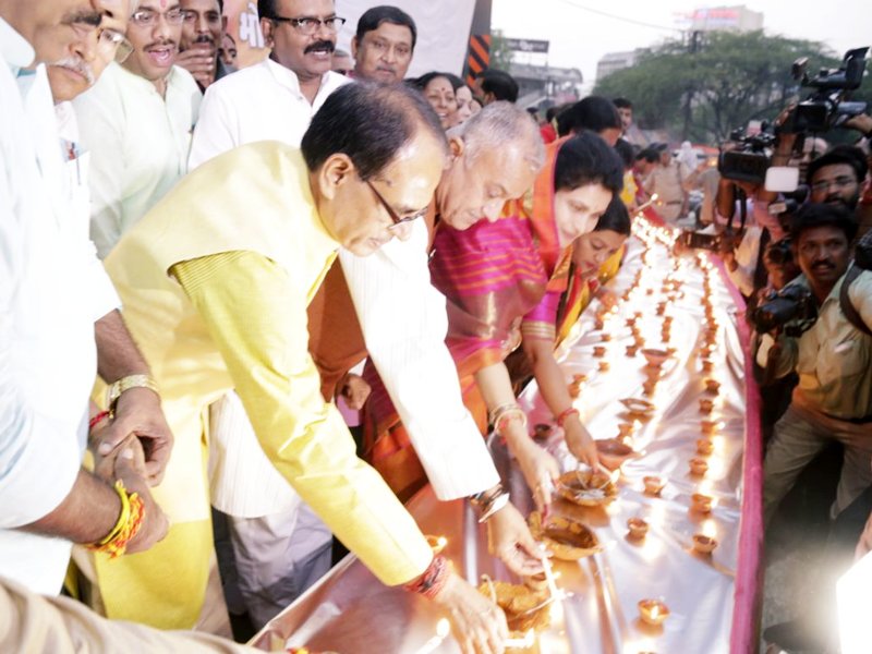 ChouhanShivraj's tweet photo. आपको शुभकामनाएं कि हर घर में सुख, समृद्धि, रिद्धी, सिद्धि आये। प्रदेशवासी संकल्प लें और एक दीप जलायें कि मप्र को मिल-जुलकर अग्रणी बनायेंगे। https://t.co/BOfdXADB4C