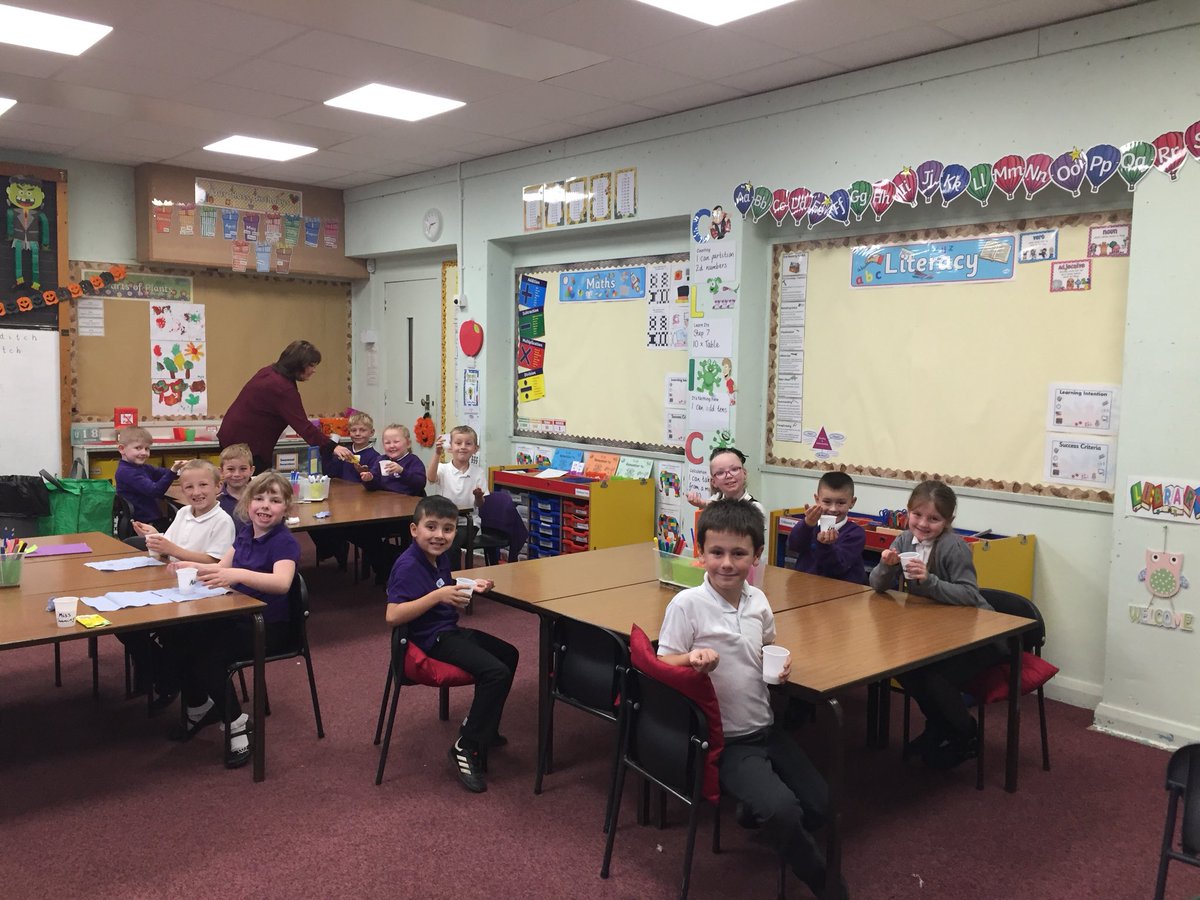 MrsSwanBX's tweet photo. We were super excited to plant our cress seeds today 🌱 #partsofplants https://t.co/nJ1T0RktXJ