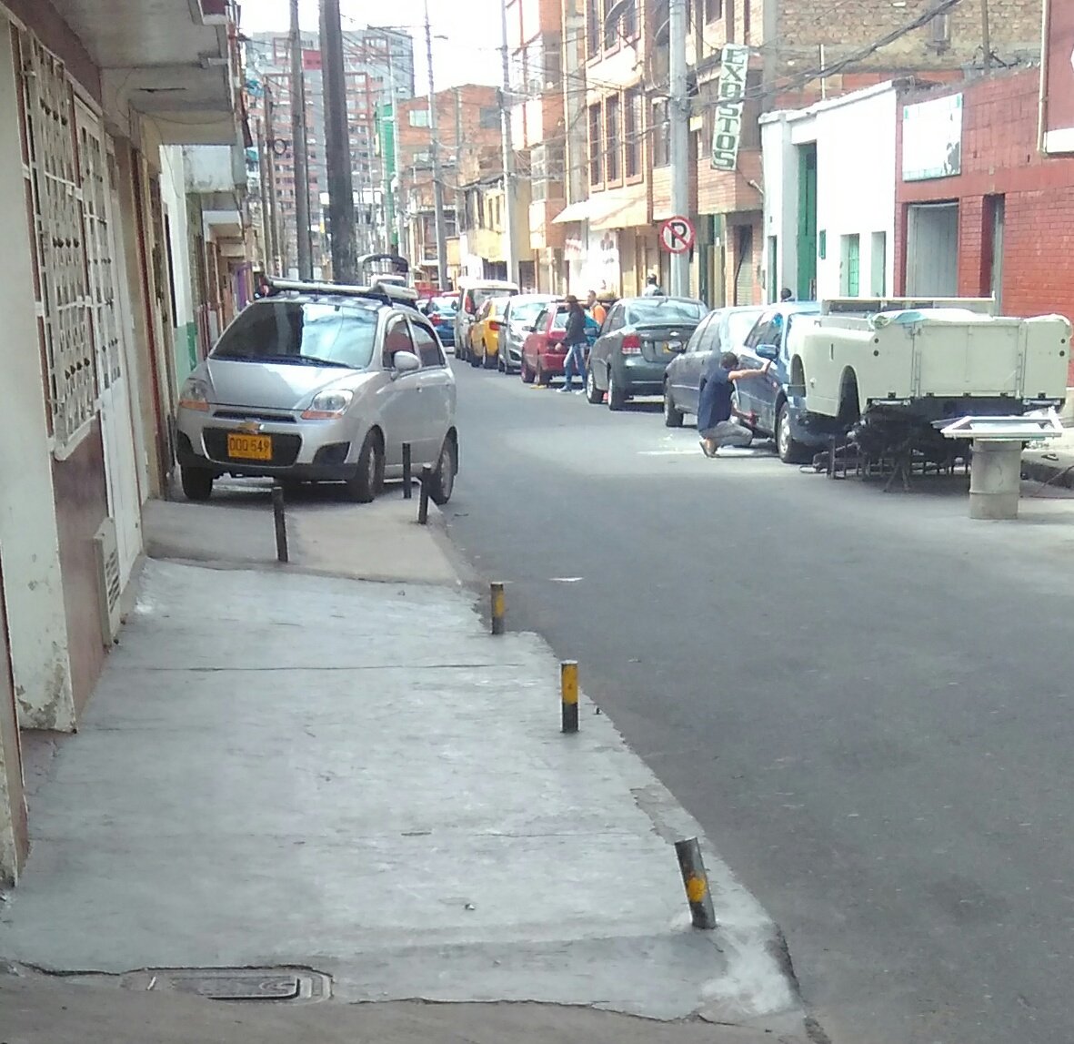 ViziondCiudad's tweet image. No bloquea la vía porque esta llena a cambio prefiere tomarse @AndenParaPeaton es más fácil así incomode y viole normas,  y qué!!