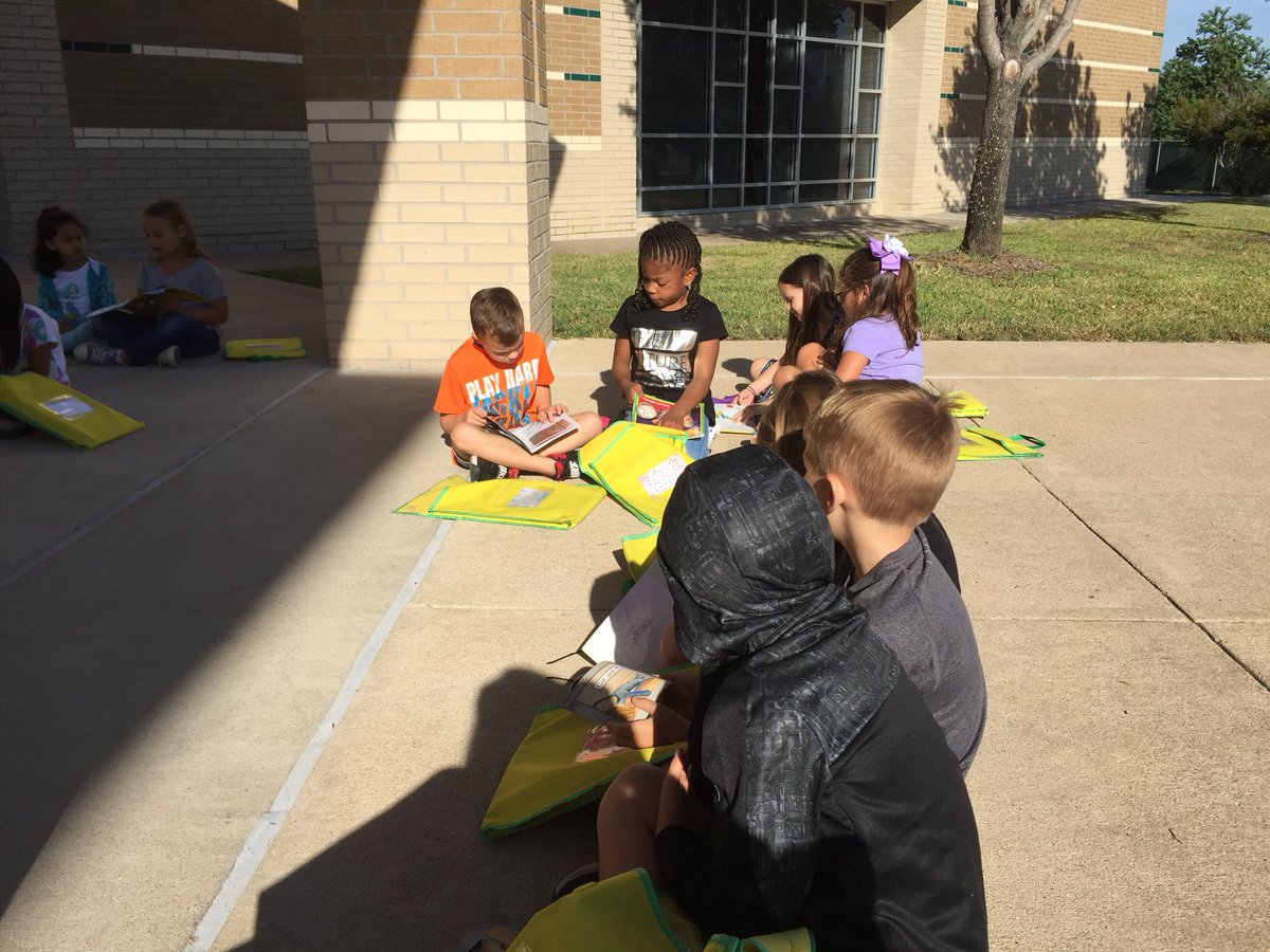 KinderMrsWhite's tweet image. Being removed from your room for technology work in your ceiling isn’t so bad! @BlackBearkats #bearkatbest #beautifulout