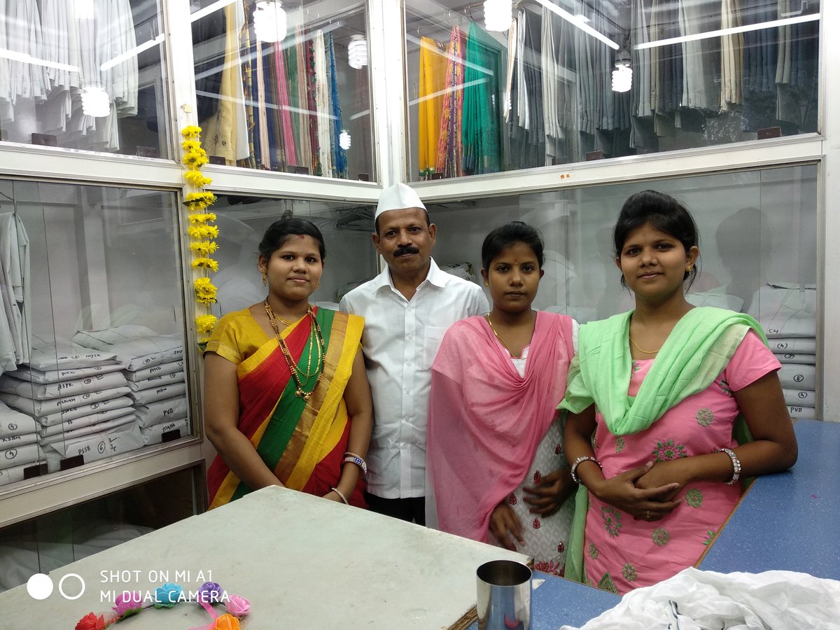 ವ್ಯಕ್ತಿತ್ವದ ಹಣತೆ ಗಟ್ಟಿಯಾಗಲಿ,
ಪ್ರೀತಿಯ ಎಣ್ಣೆ ಸದಾ ತುಂಬಿರಲಿ,
ಭಾಂಧವ್ಯದ ಬತ್ತಿ ಚಿರಕಾಲ ಉರಿಯಲಿ.
ದಿವ್ಯತೆಯ ಕಾಂತಿ ಬಾಳು ಬೆಳಗಲಿ
ದೀಪಾವಳಿಯ ಹಾರ್ದಿಕ ಶುಭಾಶಯಗಳು