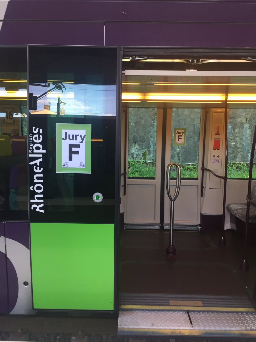 chrkrausch's tweet photo. "Inventons ensemble, une nouvelle mobilité", ce soir Gare Saint-Paul à Lyon, tout se met en place ! #TER #WAOUP https://t.co/lYDHcD7k5Z