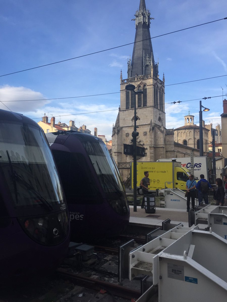 chrkrausch's tweet photo. "Inventons ensemble, une nouvelle mobilité", ce soir Gare Saint-Paul à Lyon, tout se met en place ! #TER #WAOUP https://t.co/lYDHcD7k5Z