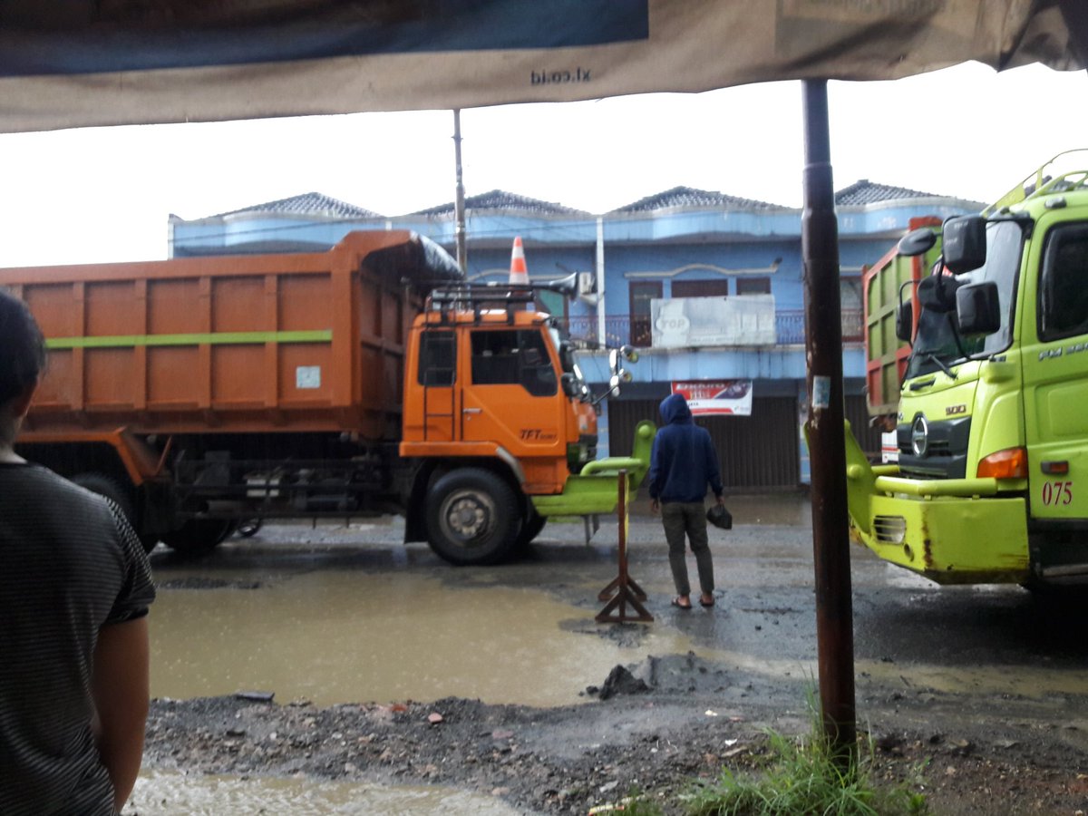 leeliaaaaaaaaa's tweet photo. @Deddy_Mizwar_ jalan raya dicor lg semakin tinggi tp tronton fuso tidak di stop melintas.panas banjir debu hujan banjir lumpur dmn keadilan? https://t.co/8GXWL8DZuD