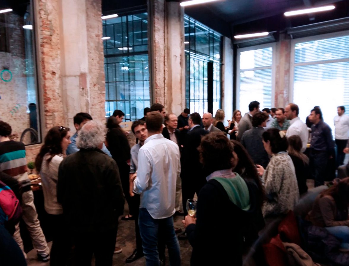 Portlike tweet media