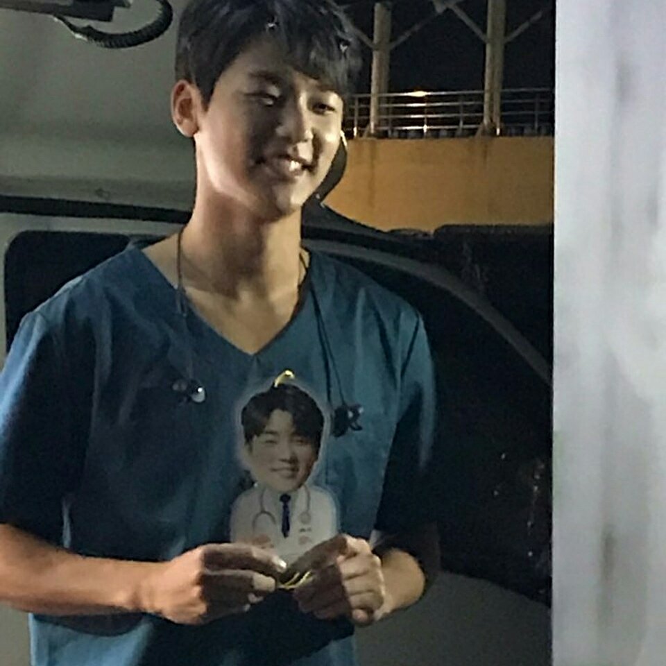 DMgoAryVwAA8_sg.jpg:large