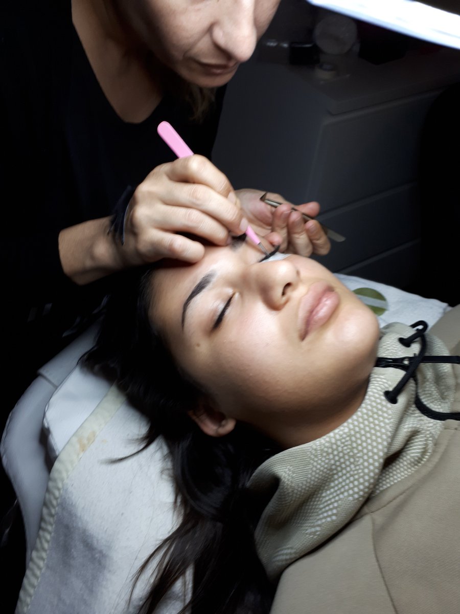 WimpersBaarn's tweet photo. Vandaag #opleidingsdag geven bij Diana uit @Zeist #wimperstyliste one by one #wimperverlenging https://t.co/hG84vtNub9 https://t.co/12biUAlixw