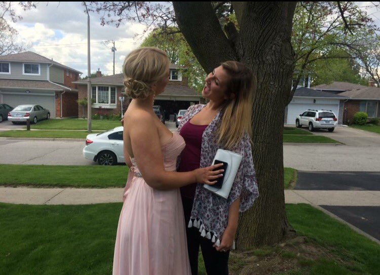 ItsLaurenBell's tweet photo. Happiest of bdays to my lewy, you made it to 19 :') 💜🌞 love you sis @dockrillXO https://t.co/lPRxViAsmE
