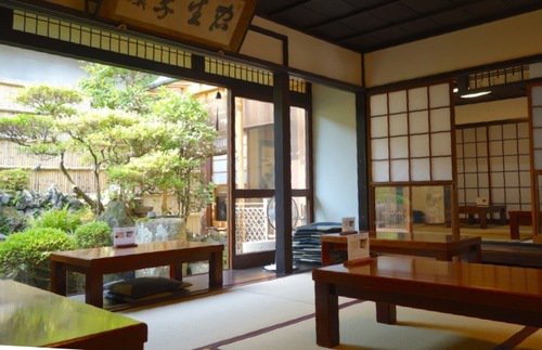 Frommers's tweet photo. Tourist-friendly businesses open 275 years or more: https://t.co/eusBu6qMSk This #Japanese sweetshop was established in 1000! #oldstores https://t.co/5iHmEsOJJ1
