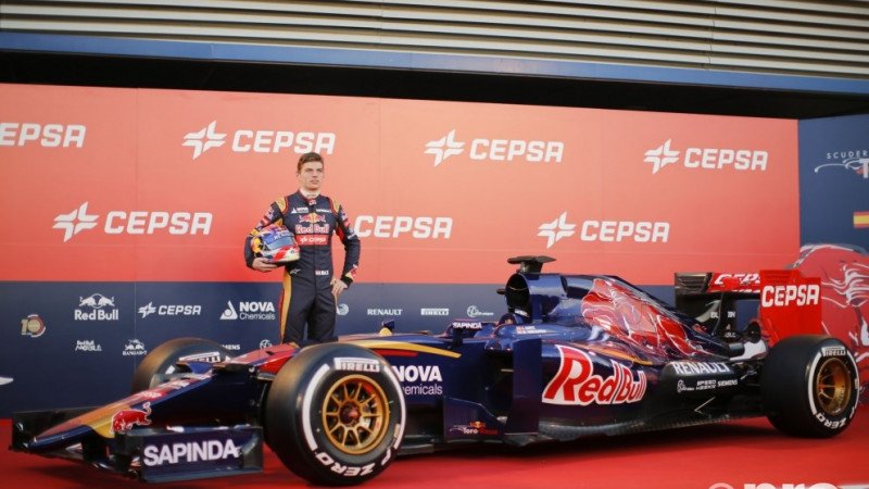 GPFansNL's tweet photo. Enorme drukte bij Verstappen Store vanwege debuutauto https://t.co/5Zd1bqMmUO #verstappen #tororosso #str10 #redbullracing #gomax #max33 https://t.co/0aPWLHn0zi