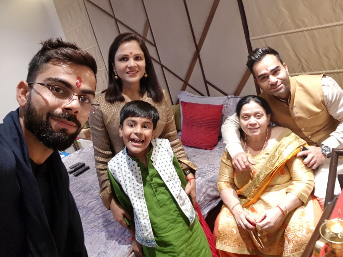 imVkohli's tweet photo. A very Happy Diwali to everyone. 😇🙏 https://t.co/JmV5HZObi1