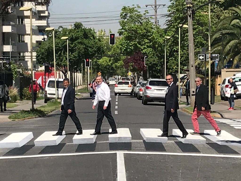 LavinJoaquin's tweet photo. Ya de vuelta en Las Condes. Aquí estamos probando un paso peatonal 3D. En calle del Inca esq Rep Arabe de Egipto. https://t.co/Xr1hdaPdy4