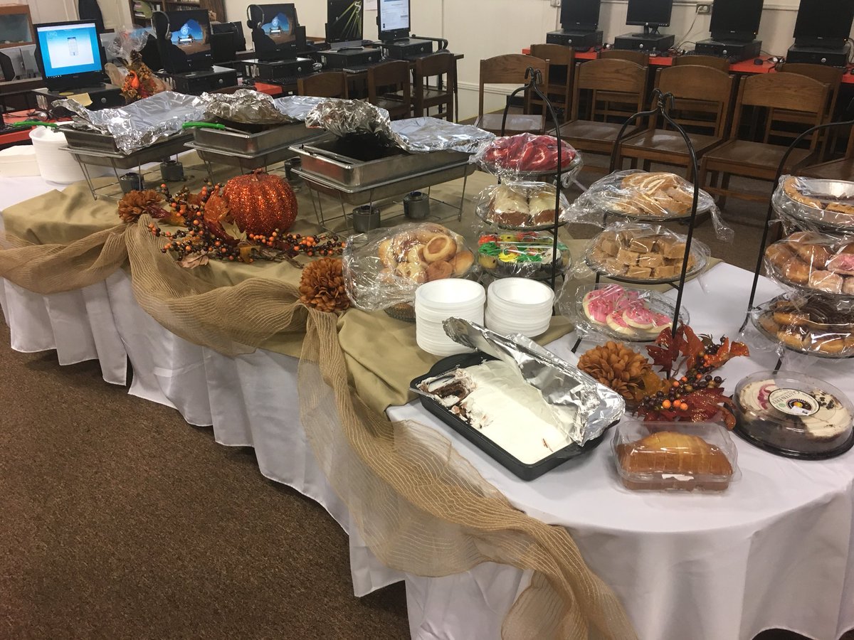 dw1584's tweet photo. At Icard we love our teachers. Smoked chicken sides and homemade desserts. #coltscrib. #ignitelearingbcps https://t.co/3gMZgKfw0J