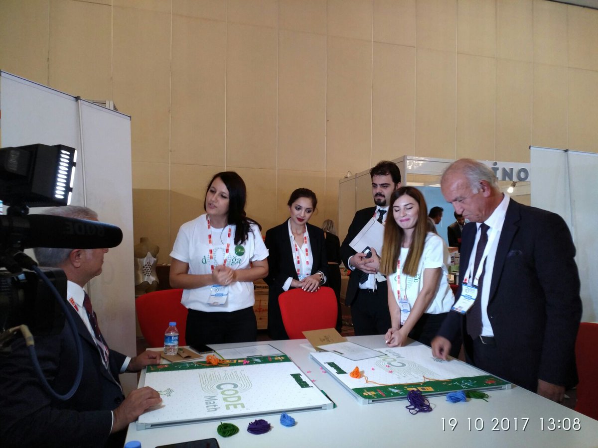 93Mrv93's tweet image. @AliRizaLule ye #codemath etkinliklerimizi tanıttık. #GESSTurkey #gess2017 #dogatech