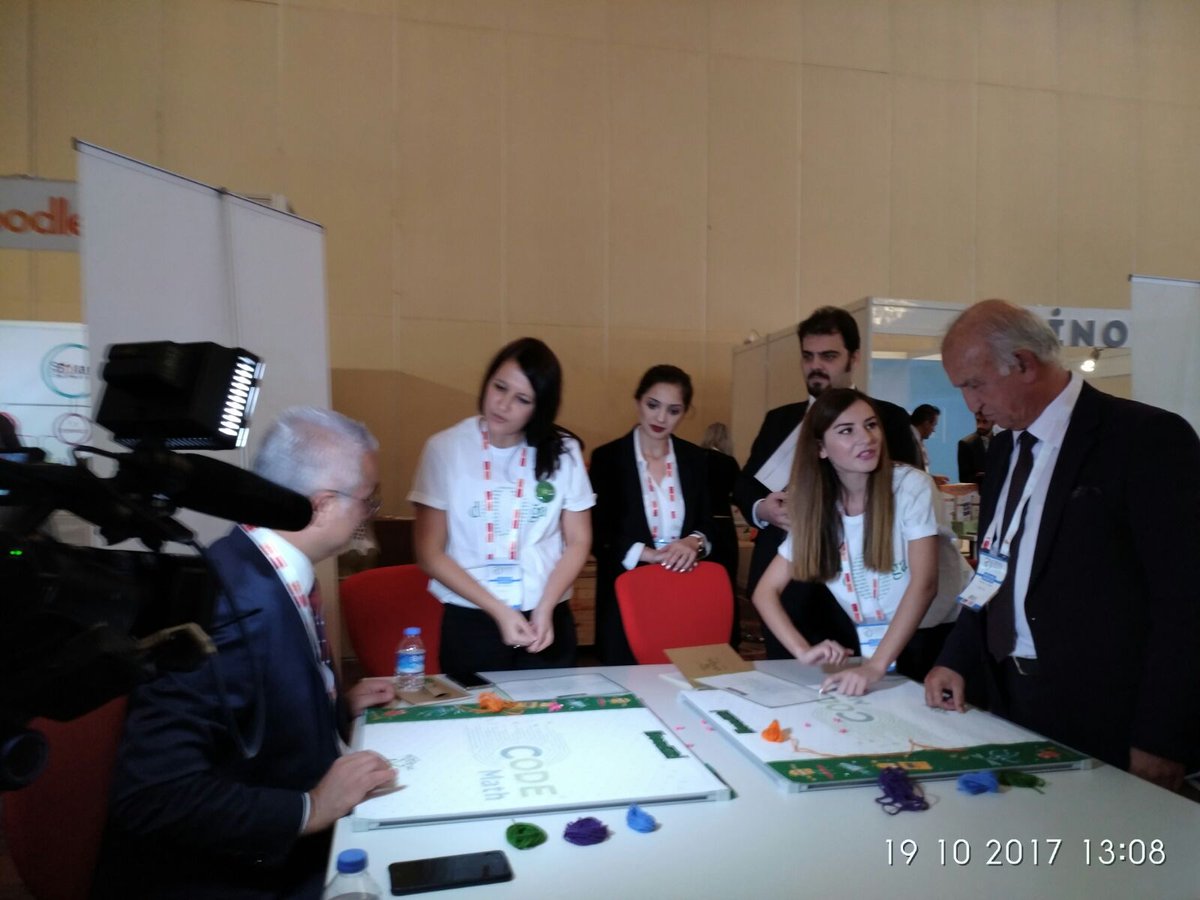 93Mrv93's tweet image. @AliRizaLule ye #codemath etkinliklerimizi tanıttık. #GESSTurkey #gess2017 #dogatech