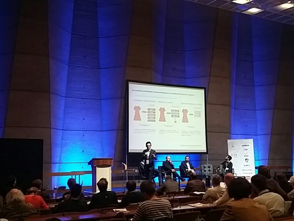 IESFfrance's tweet image. Salle IV de l&apos;#UNESCO - Où l&apos;on apprend l&apos;utilisation des #BigData, du #DeepLearnig sur le marché de la mode !! Il y a pas mal de données 😅