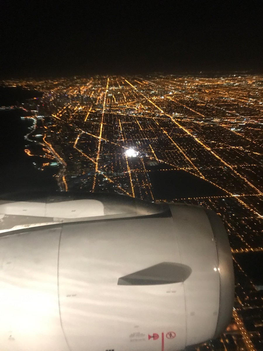 My buddy was flying in last night while the Cubs were beating L.A. #CenterOfTheBaseballUniverse 

📸: <a href="/hhenao/">Harvey Henao</a>