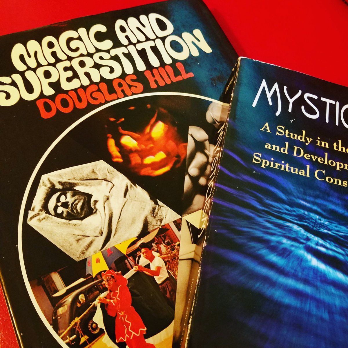 ReddoorRed's tweet image. I don't want to believe that we're over halfway through October! Gotta stock up on spookiness while you can!