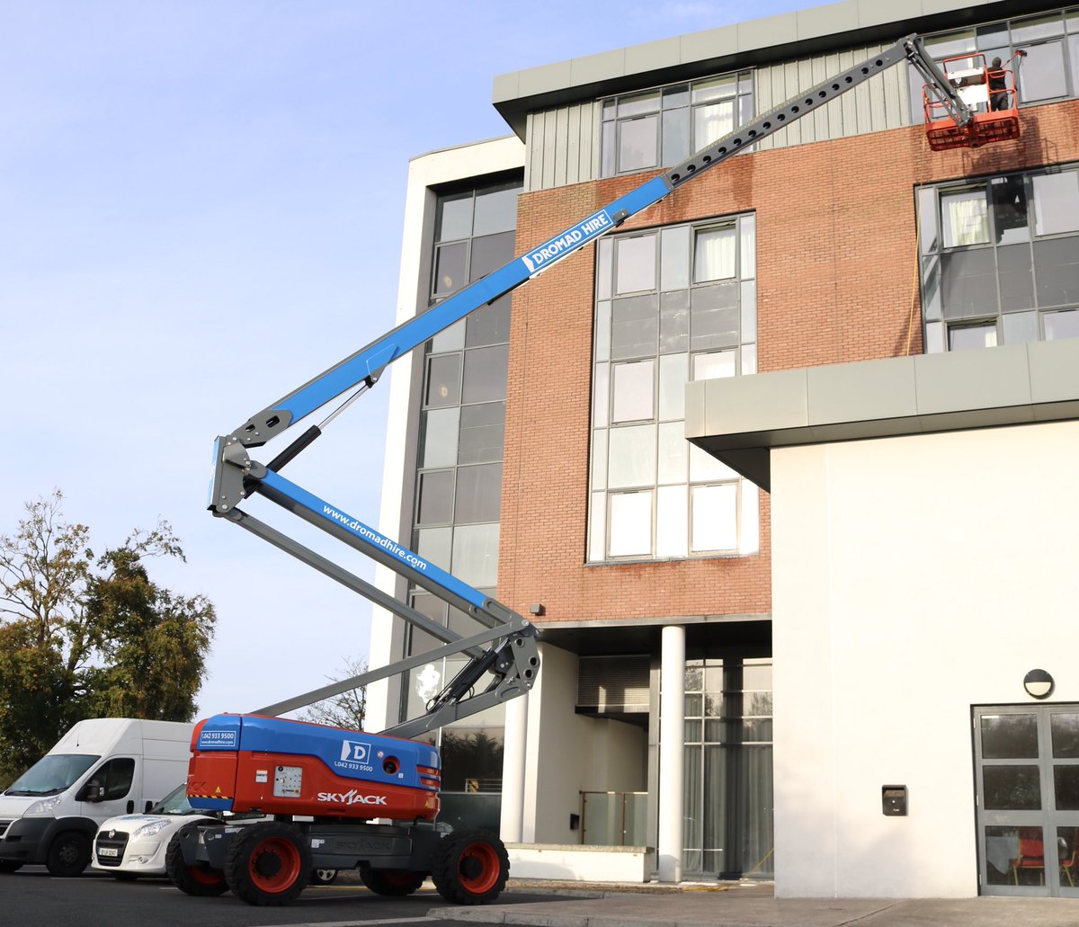 dromadhire's tweet photo. Our new @SkyjackInc 85ft boom out on its first job #StormRepairs https://t.co/yzpMirHYOC