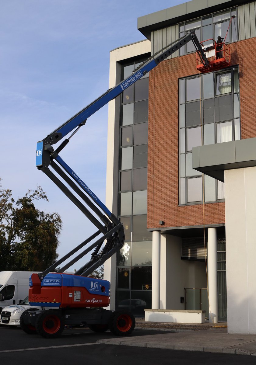 dromadhire's tweet photo. Our new @SkyjackInc 85ft boom out on its first job #StormRepairs https://t.co/yzpMirHYOC