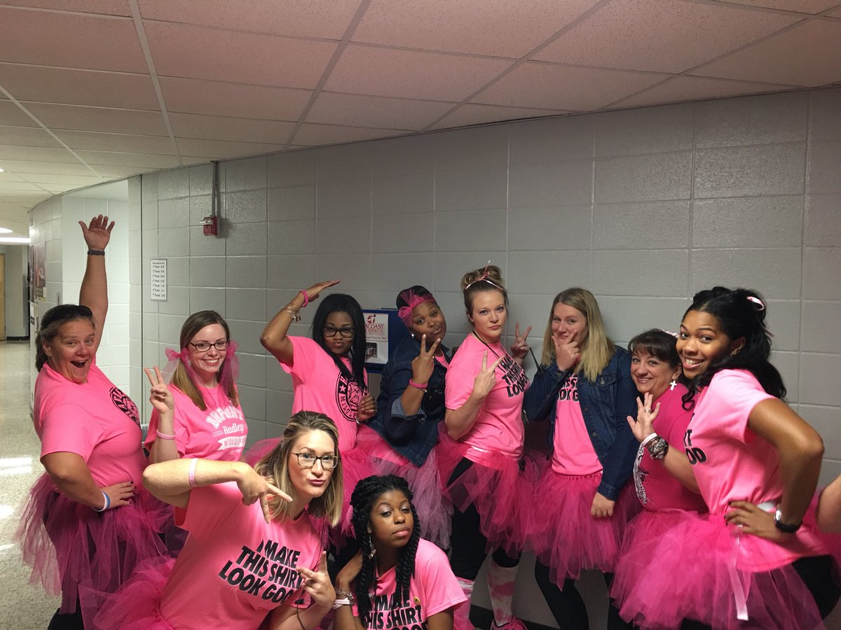 tmckie29MM's tweet photo. Pink out at Hadley with the 7th grade team @hadleymiddle #wearehadley #BreastCancerAwareness https://t.co/rqO20HEzKL
