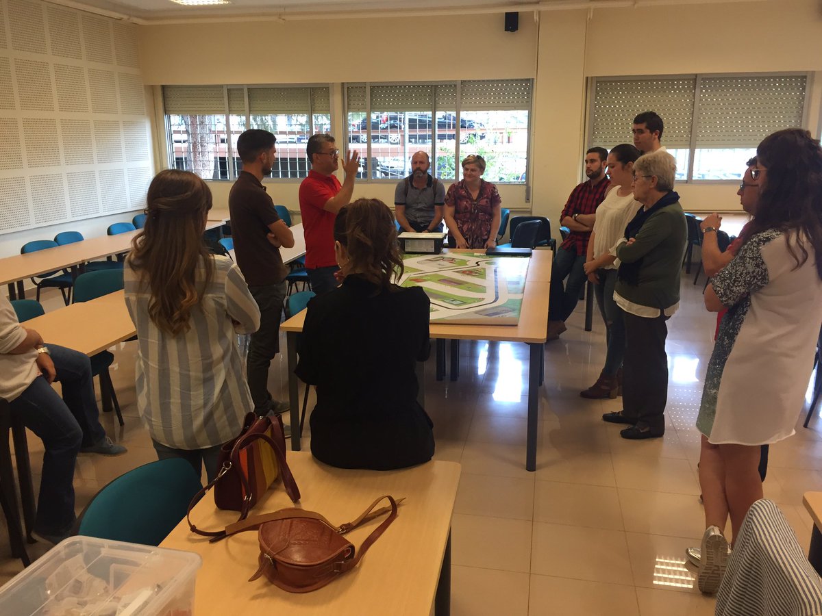 coni3p2015's tweet photo. Taller ''Trabajar robótica con niños de Educación Infantil y Primaria'', por José Miguel Sánchez y Juan Gadeo (Play Factory) #VCongreso https://t.co/4sOED6TbbC