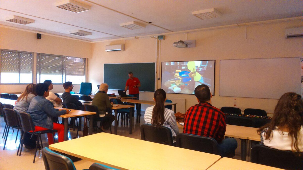 coni3p2015's tweet photo. Taller ''Trabajar robótica con niños de Educación Infantil y Primaria'', por José Miguel Sánchez y Juan Gadeo (Play Factory) #VCongreso https://t.co/4sOED6TbbC