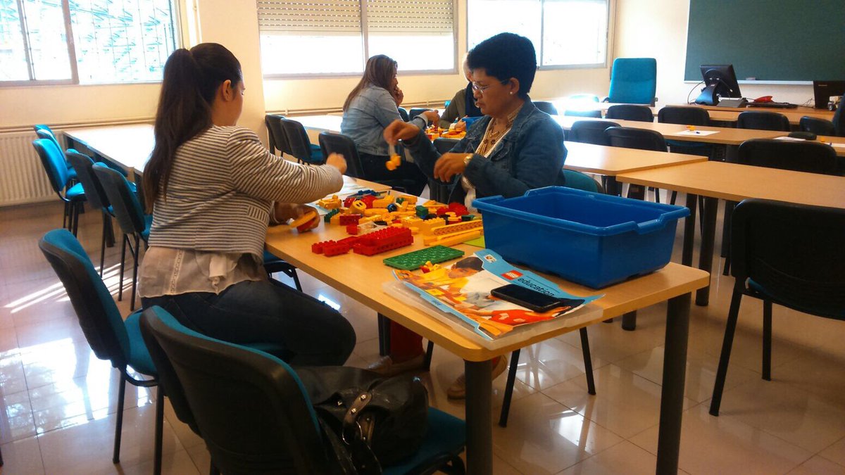 coni3p2015's tweet photo. Taller ''Trabajar robótica con niños de Educación Infantil y Primaria'', por José Miguel Sánchez y Juan Gadeo (Play Factory) #VCongreso https://t.co/4sOED6TbbC