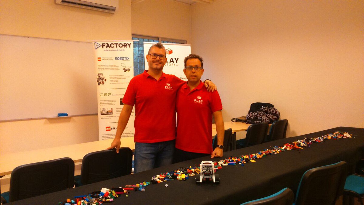 coni3p2015's tweet photo. Taller ''Trabajar robótica con niños de Educación Infantil y Primaria'', por José Miguel Sánchez y Juan Gadeo (Play Factory) #VCongreso https://t.co/4sOED6TbbC