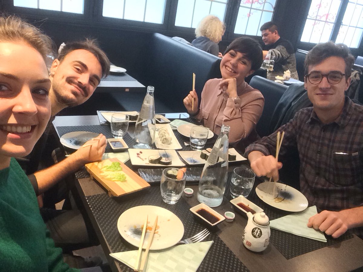 ElisaElimasiero's tweet photo. #IUSVE è anche incontrare le persone giuste con cui abbuffarsi. Buon weekend a tutti!🍣🍙 https://t.co/zGmCc7Crqc