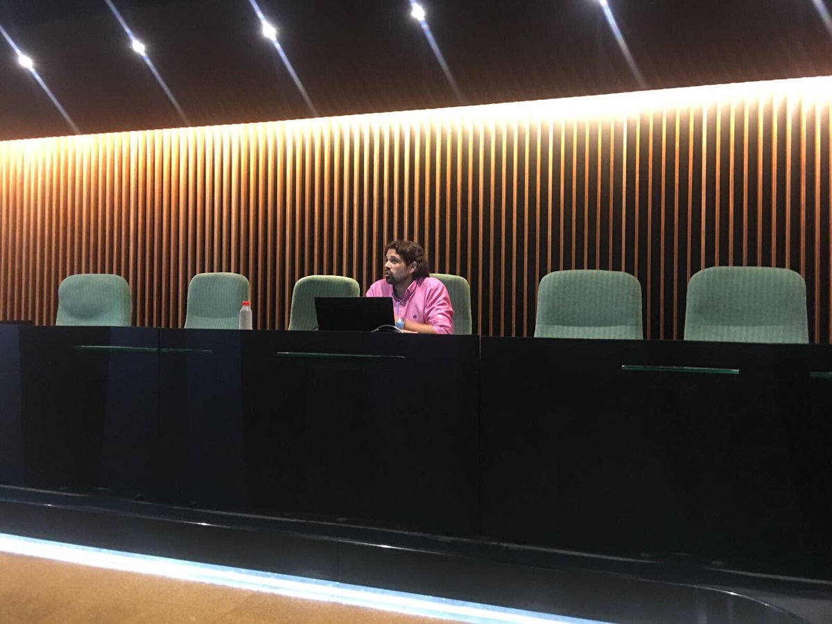 coni3p2015's tweet photo. Sesión de micro experiencias educativas, coordinada por D. Ruben Escavy. Gran equipo de trabajo. Muchas gracias. #vcongreso #innovación https://t.co/BxuNFXDlWm
