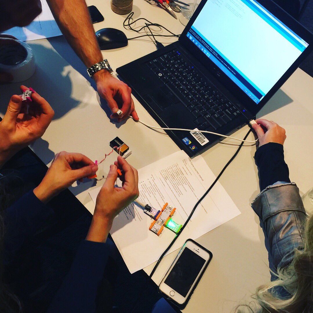 schmiwi64's tweet photo. Challenged to code our own arduino,i.e. raspberry pie at end of digital bootcamp day 2 #innogy #innogized #digitalbootcamp https://t.co/cgasmCD9vm